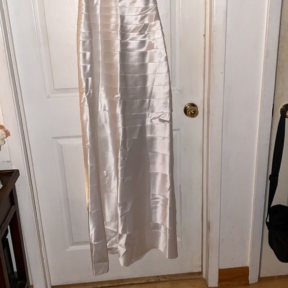 BCBG Haute white halter gown NWT size 8 - Picture 2 of 8